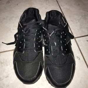 Nike Black Huaraches